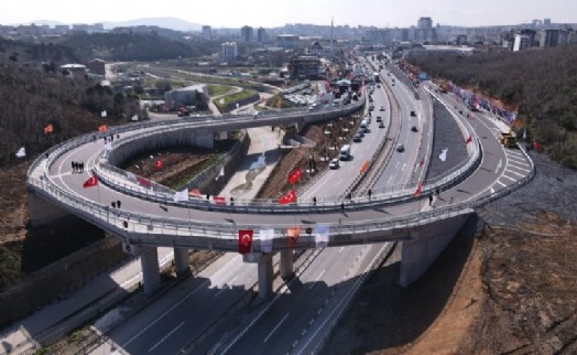 Çekmeköy’ün trafik çilesine kesin çözüm! Yıllardır beklenen kavşak hizmete girdi