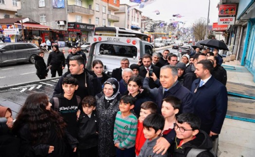 Sancaktepelilerin yoğun ilgisiyle karşılanan Bakan Yerlikaya’dan çocuklara yakın ilgi!